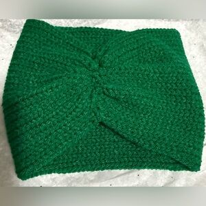 Headband 
Ear warmer 
New 
Fits adult size
Handmade 
Acrylic yarn